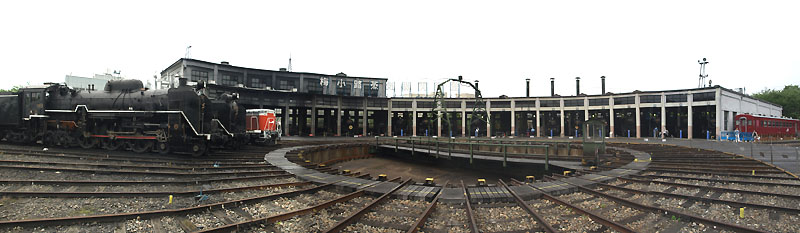 梅小路蒸気機関車館の名物である蒸気機関車用の転車台と扇形車庫