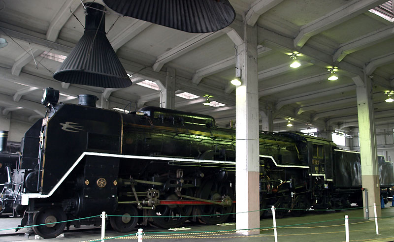 梅小路蒸気機関車館の扇形車庫に留置されている蒸気機関車C62-2号機