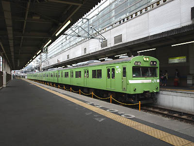 京都駅に入線したウグイス色の103系