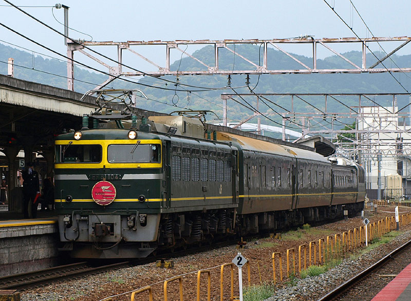 京都駅７番線に入線してきた寝台特急トワイライトエクスプレスと牽引車のEF81-104号機
