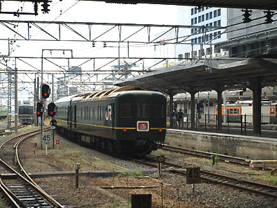 京都駅を出発したトワイライトエクスプレスの最後尾車両