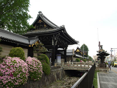 西本願寺の山門と掘りの上に架かる橋