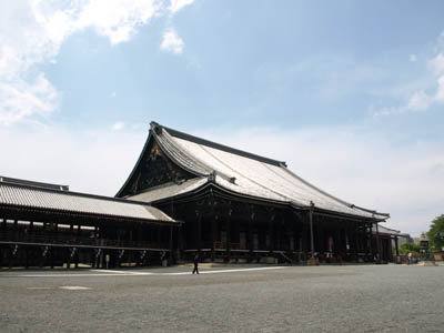 西本願寺の広い境内と本堂