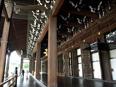 西本願寺の本堂を取り巻く廊下と木造の屋根