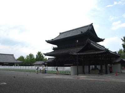 改修工事中でフェンスが張り巡らされた東本願寺の正門