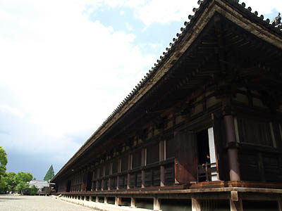 三十三間堂（蓮華王院）の長く伸びる木造の廊下