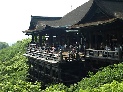 大勢の観光客で賑わう清水寺の舞台