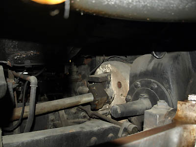 梅小路蒸気機関車館に展示されているC53-45号機の動輪の隙間から見えるシリンダー