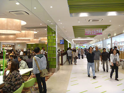 新東名高速道路の静岡サービスエリアのショッピングモール