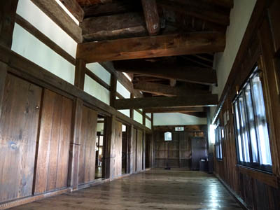 当時の面影が残る古い木々で作られた彦根城の中の廊下
