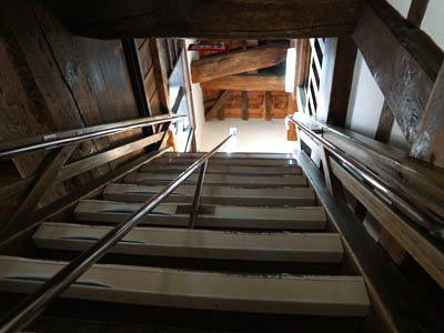 彦根城の天守閣へ続く古くて急な階段