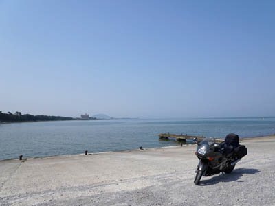澄み切った青空と琵琶湖の湖畔に停めたバイク