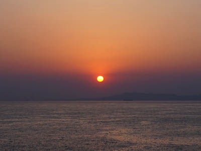 フェリーのデッキから見た大阪湾の日没
