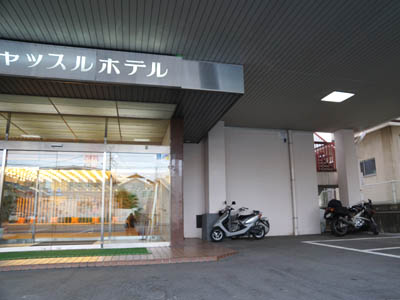 浜田キャッスルホテルの屋根のある駐車場に止めたバイク