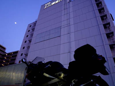 日が暮れた金沢市内のホテルに停めたバイク