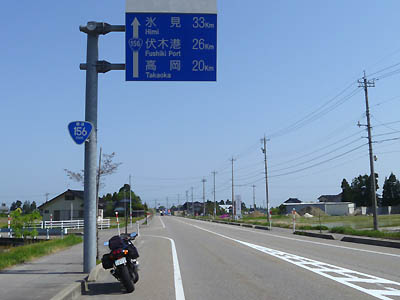 国道156号線の距離標識（氷見33km、伏木港26km、高岡20km）