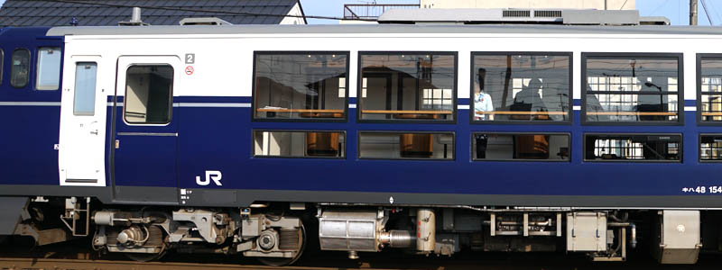 JR信越本線の快速「越乃Shu*Kura」の展望車両の側面にある大きな窓
