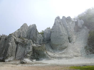 壮大な白い岩肌を見せる仏ヶ浦の奇岩