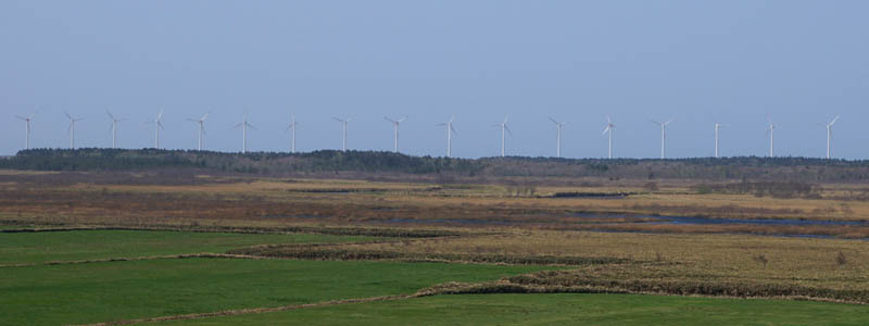 28基の風力発電用プロペラが一列に並んでいるオトンルイ風力発電所