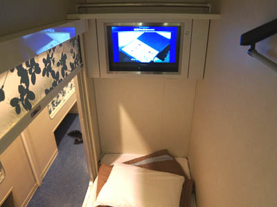 ブラインドを開けた状態の太平洋フェリー「いしかり」のＳ寝台の個室の全景と据付のテレビ