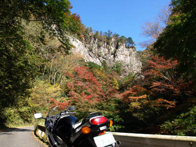 紅葉シーズンに秋川渓谷をツーリング中のバイク