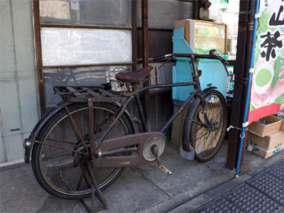 昭和の香りが漂うさび付いた古い自転車