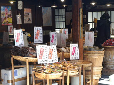 小江戸川越の名所「菓子屋横丁」の店先で売られているお菓子