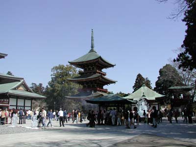 大勢の観光客で賑わう成田山新勝寺の境内