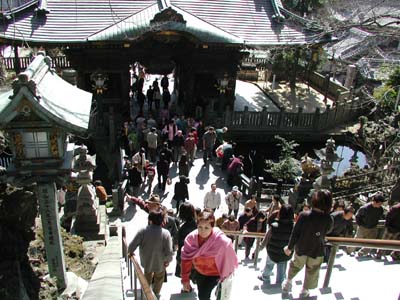 成田山新勝寺の山門から境内へと続く階段