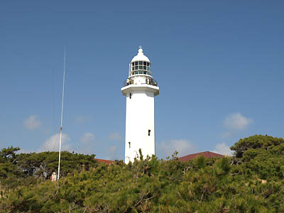 野島崎に立つ真っ白な灯台