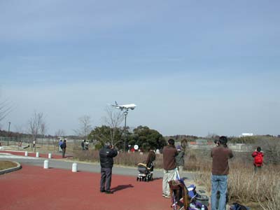 成田空港（さくらの山）に集まっているカメラを構えた航空ファン