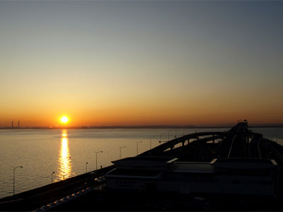 東京湾アクアラインの「海ほたる」から見た日の出