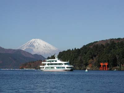 箱根の芦ノ湖の遊覧船、箱根神社の鳥居と富士山