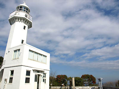 三浦半島の東端にある観音崎の白い灯台