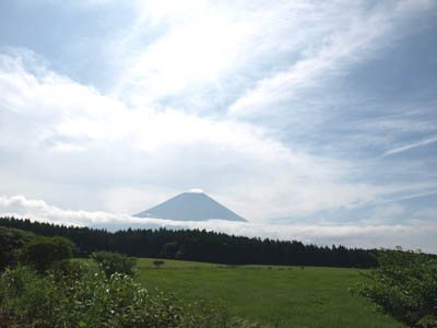 朝霧高原から見た富士山と流れる雲