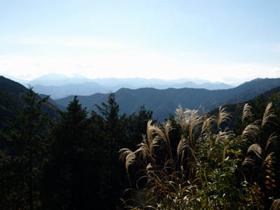 南秋川渓谷の展望台から見た陣馬山、醍醐山、生藤山