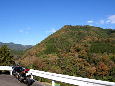 南秋川渓谷の山と路肩に停めたツーリング中のバイク