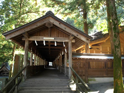 諏訪大社の上社本宮にある長い木造の廊下