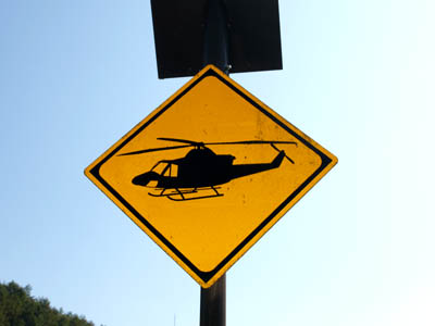 珍しい道路標識のひとつでヘリコプターが描かれた注意標識