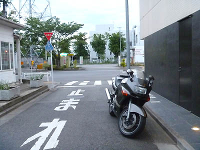 ショートツーリング出発前に自宅の前に停めたバイク(ZZR400)