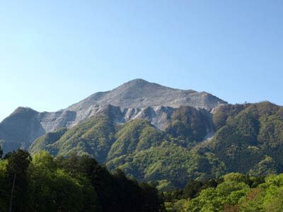 羊山公園から見た秩父の武甲山の頂上付近