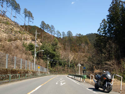 吹上峠の路肩に停まったツーリング中のZZR400