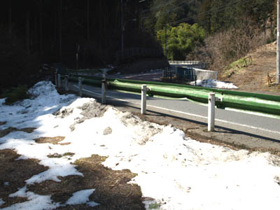 路肩に残雪が残る春の吹上峠