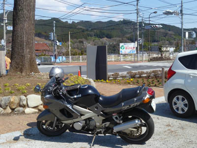 駐車場で一休みしているZZR400