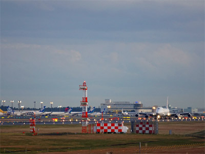 成田空港のＡ滑走路に着陸した機体と第１ターミナルのスポットに駐機中の機体