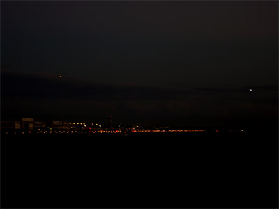 夜の成田空港にアプローチ中に飛行機のライト