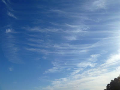 快晴の空の筋雲