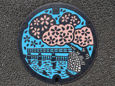 羽村市の玉川上水の桜が描かれたデザインマンホール（カラーマンホール）