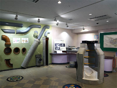 小平市ふれあい下水道館の地下５階にある下水関連設備の展示室