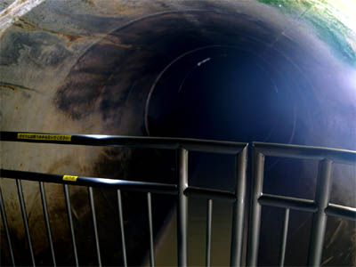 小平市ふれあい下水道館の地下５階にある本物の下水管を見学することができる地下通路